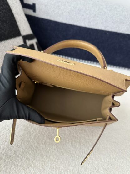  Hermes Kelly 25 0M Chai Handmade Epsom Gold #3544 - Image 7
