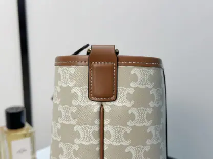 REPLICA CELINE SMALL BUCKET IN TRIOMPHE CANVAS AND CALFSKIN 191442 GREGE #3962 - Image 10