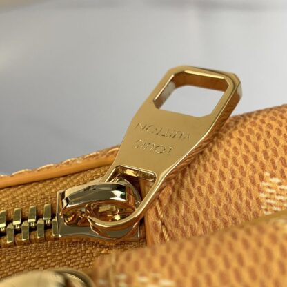  Louis Vuitton Men's 57th Street NYC Avenue Slingbag M12869 #4101 - Image 4